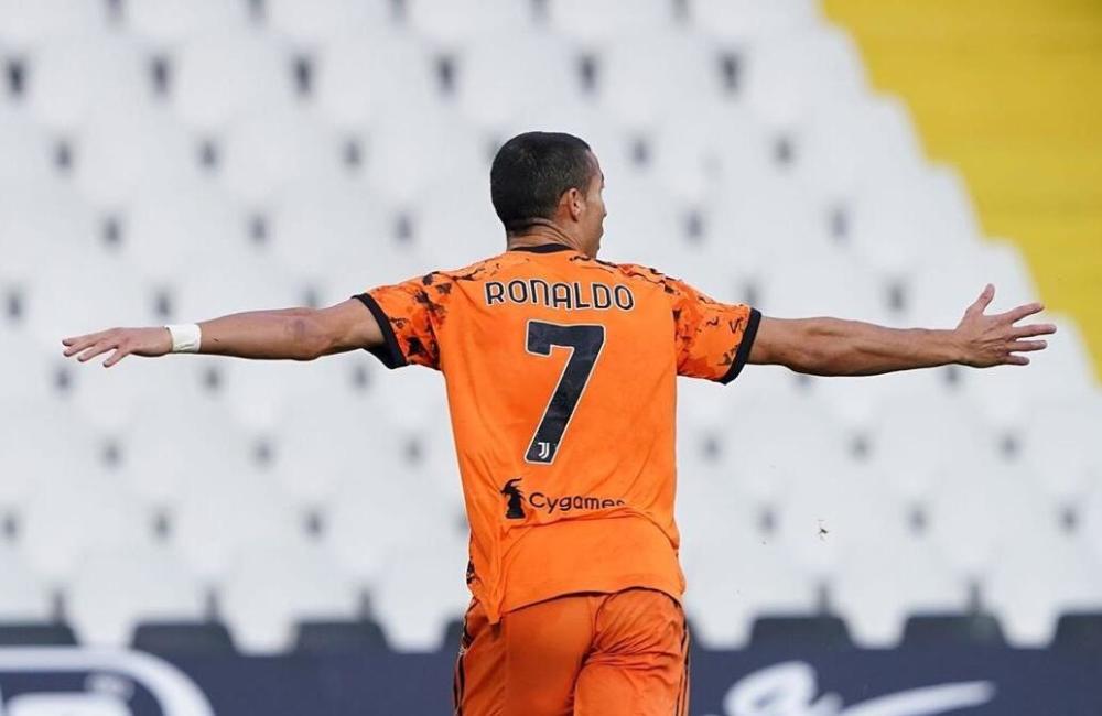  萨纳布里亚独中三元，都灵主场大胜斯佩齐亚展锋芒