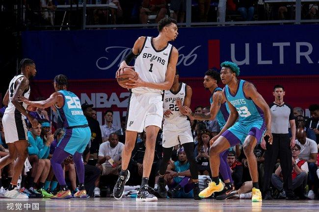  文班亚马盖帽盛宴震撼联盟，马刺爆冷击败掘金